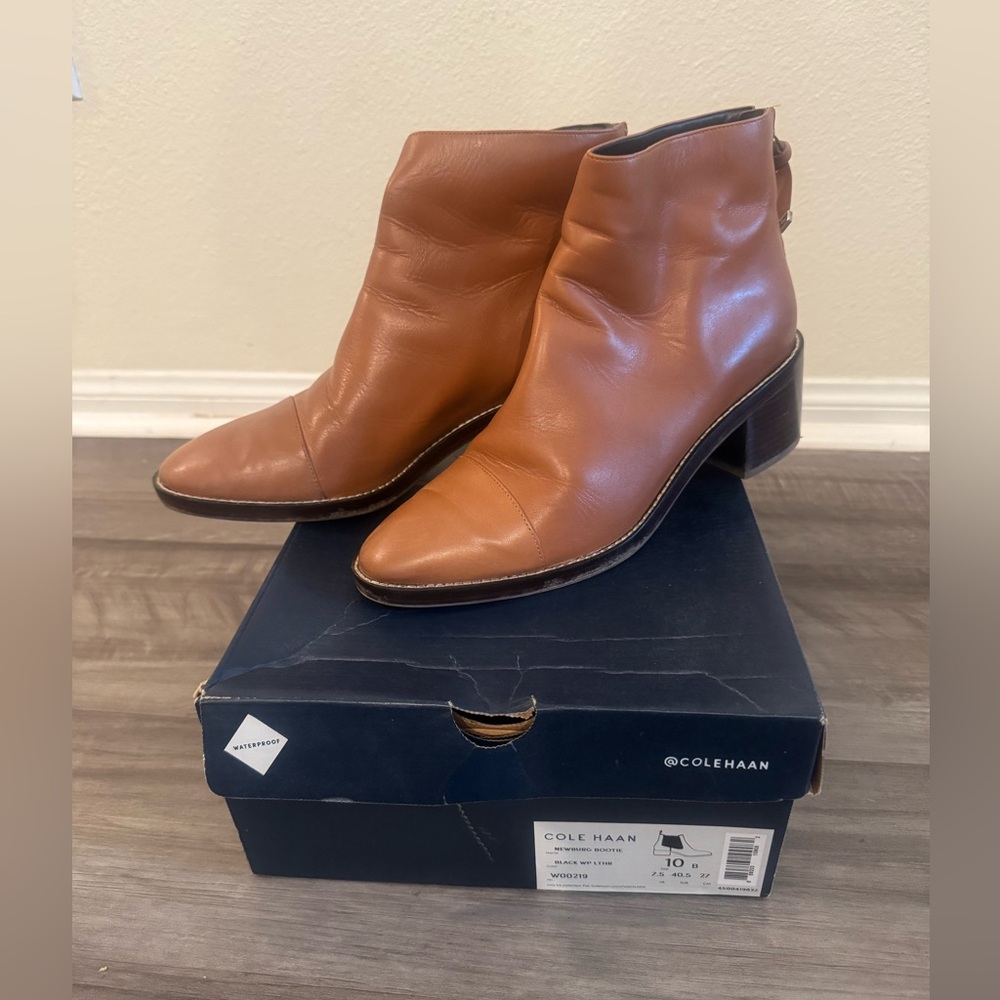 Cole Haan bootie
Size 10 
Leather